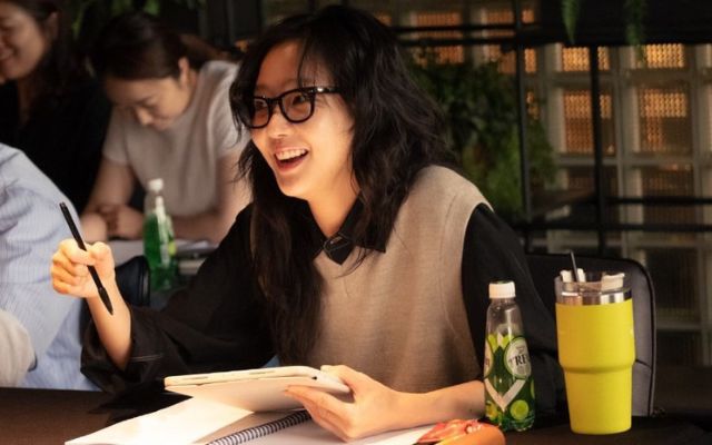 Kim Go Eun holding pen and smiling 
