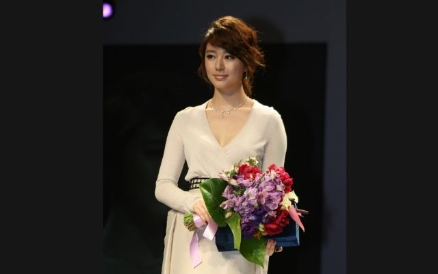 Yoon Eun Hye with flowers