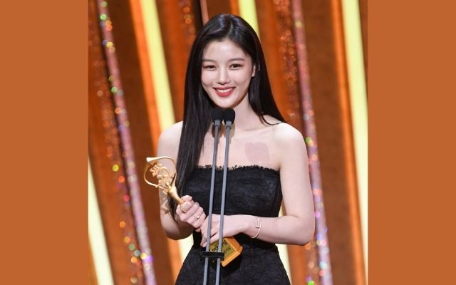 Kim Yoo-Jung receiving award
