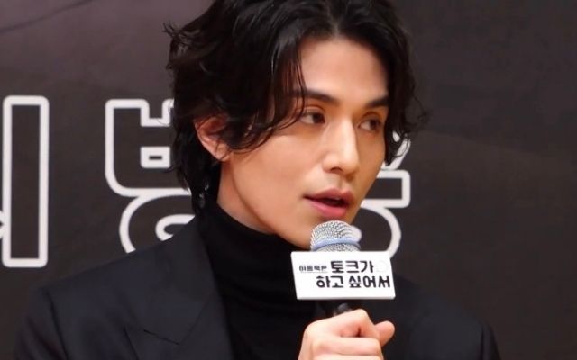 Lee Dong-Wook on mic