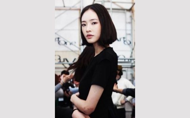 Yoo Ji-ahn black dress