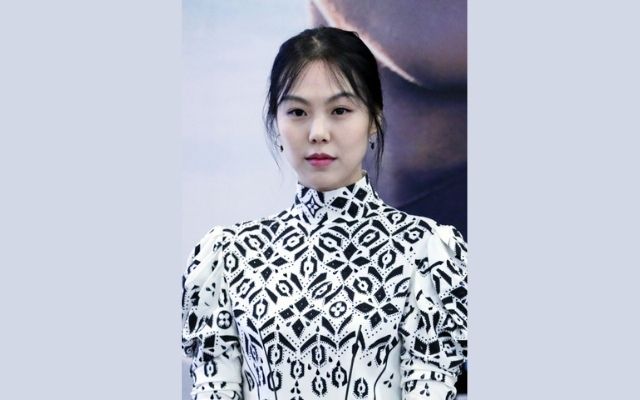 Kim Min-hee standing